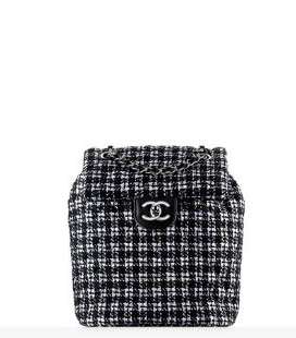 حقيبة الظهر من CHANEL من الاكسسوارات التي تناسب امراة القوس