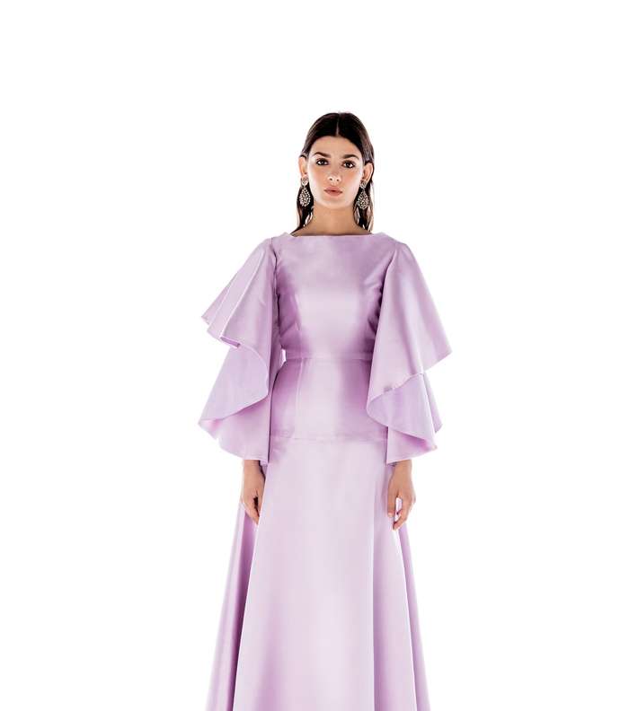 الفستان الحريري بالقصة المستقيمة والطول المتوسط مع اكمام الكشاكش من بامبة