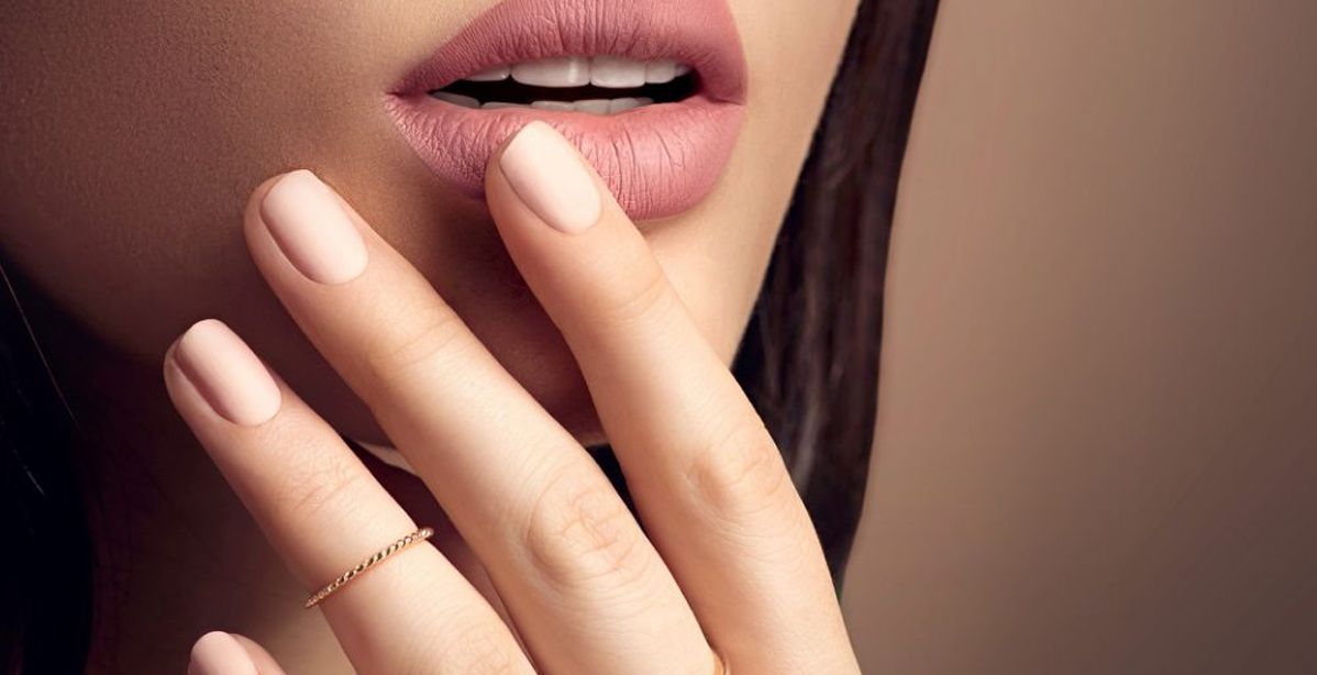 خطوات تحويل تركيبة احمر الشفاه من لامعة الى ماتية