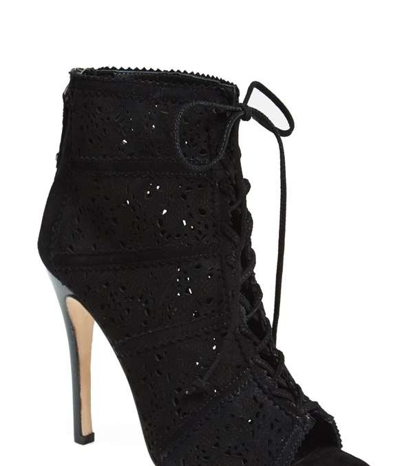 اعتمدي موضة الاحذية بالشرائط في شتاء 2015