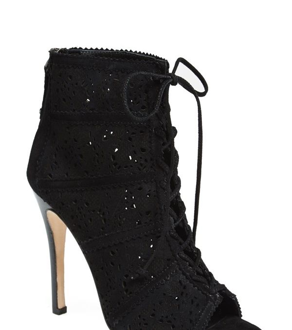 اعتمدي موضة الاحذية بالشرائط في شتاء 2015