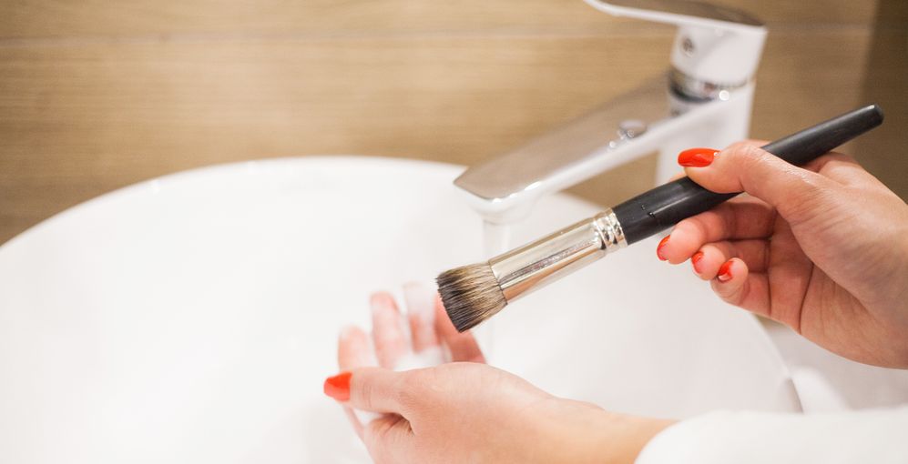 طريقة غسل فرش المكياج