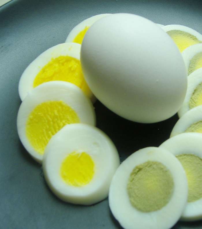 البروتين والزنك وفيتامين E و D وA وصفار البيضة، مواد البيض المفيدة لبشرتك