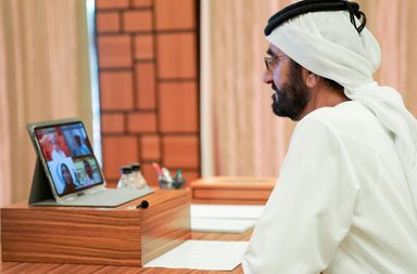 الشيخ محمد بن راشد آل مكتوم يتابع بنفسه الحصص التعليمية لأول يوم تعليم إفتراضي