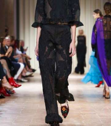 موضة السروال مع التوب من الدانتيل والتول الشفاف مع الكشاكش على الاطراف من البيرتا فيريتي لصيف 2017