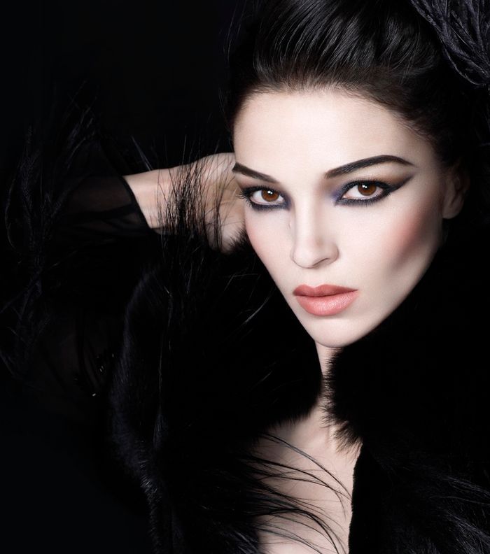 المكياج الدراماتيكي للفستان الأسود