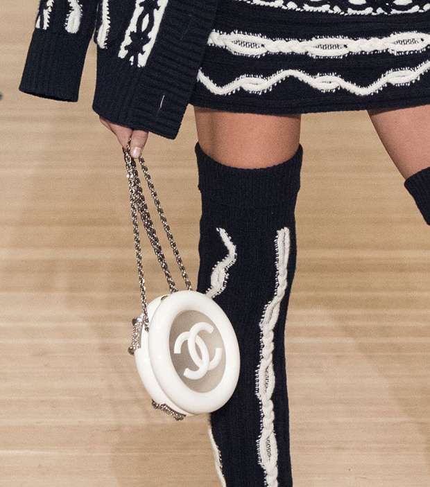 الكلاتش المدور مع علامة CHANEL من مجموعة Metiers d'art 2018
