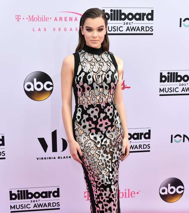 هايلي ستينفلد بفستان مطبع بنقشة النمر وبطول متوسط من David Koma في حفل Billboard Music Awards 2017