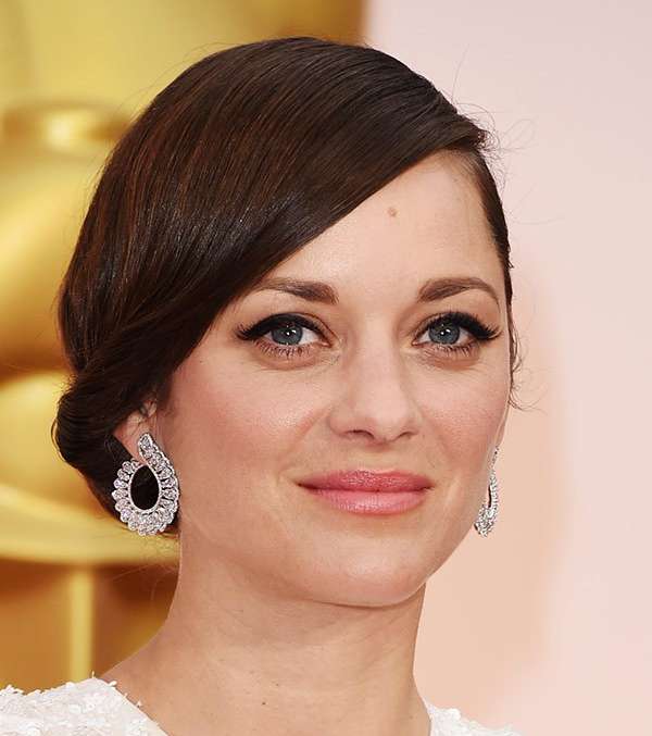 أحمر الخدود مع ماريون كوتيارد يتمم الإطلالة الأنثوية