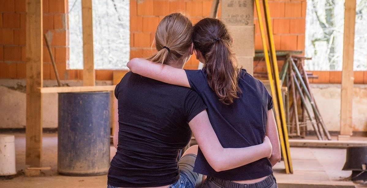 عادات يومية بسيطة تخلصك من الكآبة منها العناق