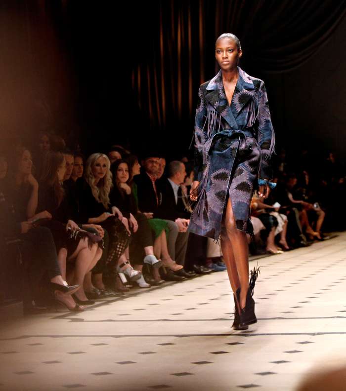 عرض ازياء مميز من توقيع بربري في لوس انجلوس