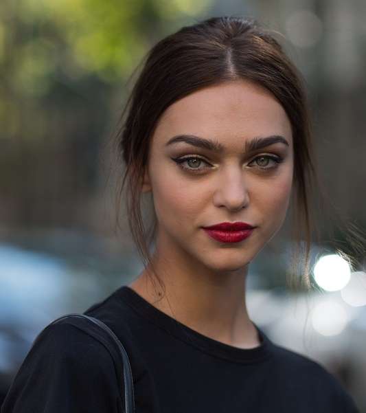 أحمر الشفاه الأحمر القاني إلى الواجهة من جديد