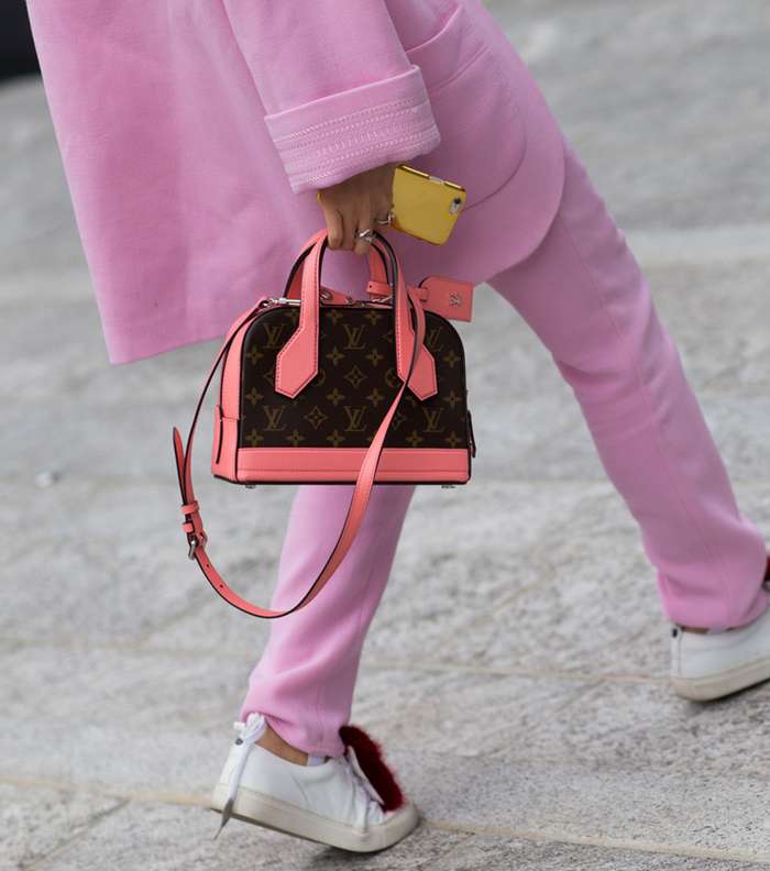 موضة الاحذية الرياضية باللون الابيض مع حقيبة لويس فويتون الصغيرة من شوارع ميلانو