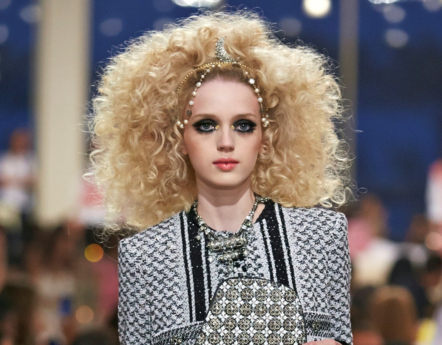 التأكيد على ماكياج العيون القوي مع CHANEL
