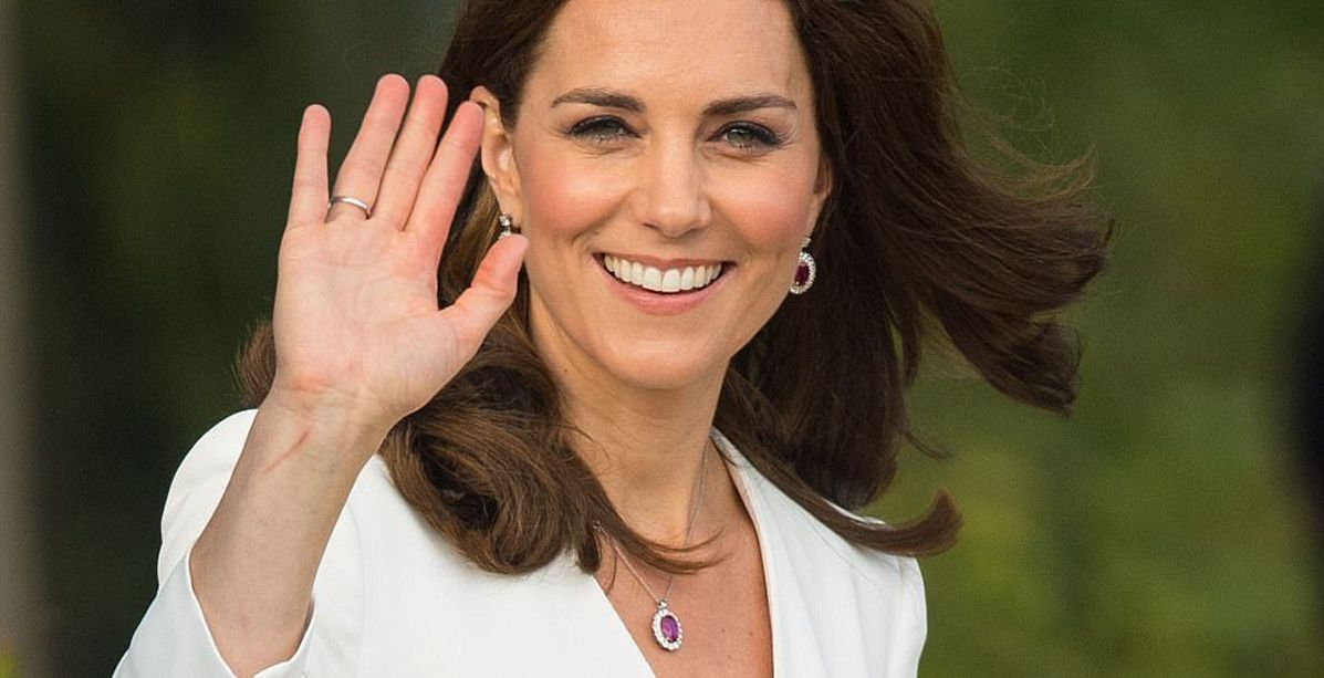 كيت ميدلتون تختار مجوهرات جديدة وهي بالوان الروبي