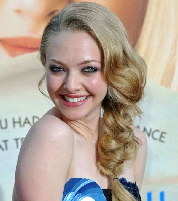 الضفيرة التي أظهرت كثافة شعر اماندا سيفريد 