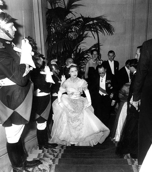 الاميرة مارغرت سنة 1951 بفستان ديور ومن كتاب نساء ديور الجديد