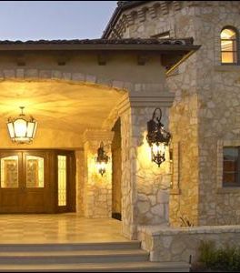 الصخر يعانق مدخل البيت الضخم