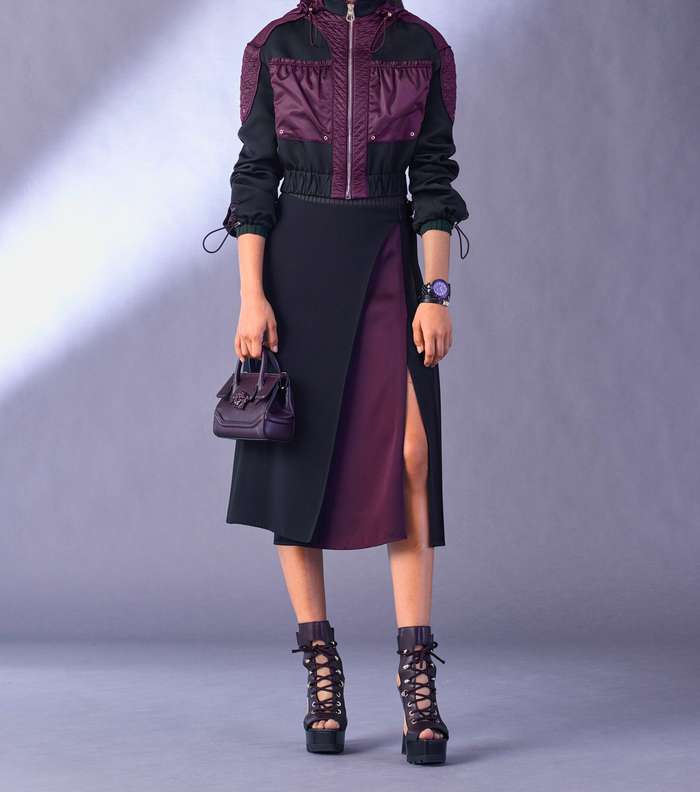 سترة البومبر مع التنورة بالشق الطويل وقصة الـ Wrap من مجموعة فيرساتشي لما قبل خريف 2017