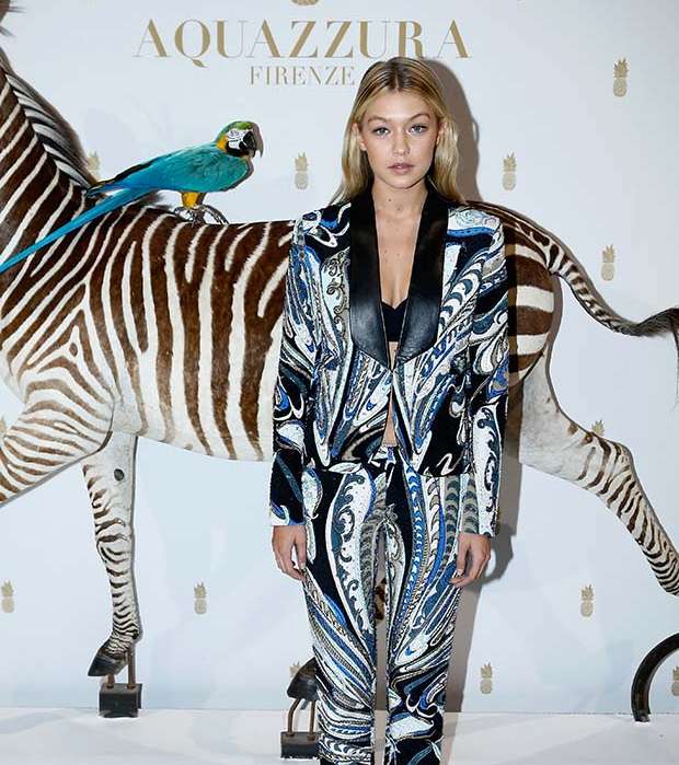 من الصيحات التي تناسب موسم الربيع والتي اعتمدتها جيجي حديد، البذلة الرسمية المطبعة