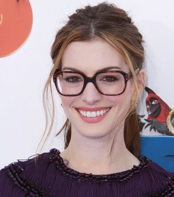 إطلالة النظارات عفوية وطبيعية