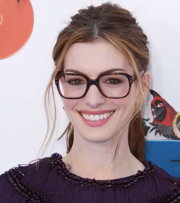 إطلالة النظارات عفوية وطبيعية