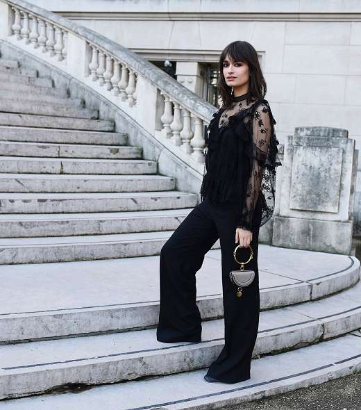 Clara Luciani تختار حقيبة كلوي Nile بالحجم الميكرو