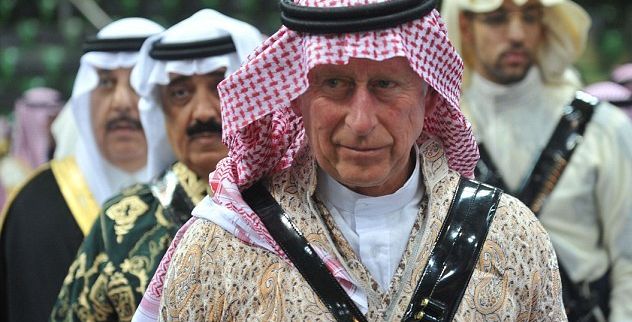 صور الأمير تشارلز يرقص بالسيوف مع ملوك السعودية