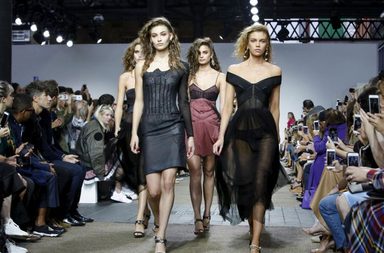 اكتشفي تصاميم Topshop لصيف 2017