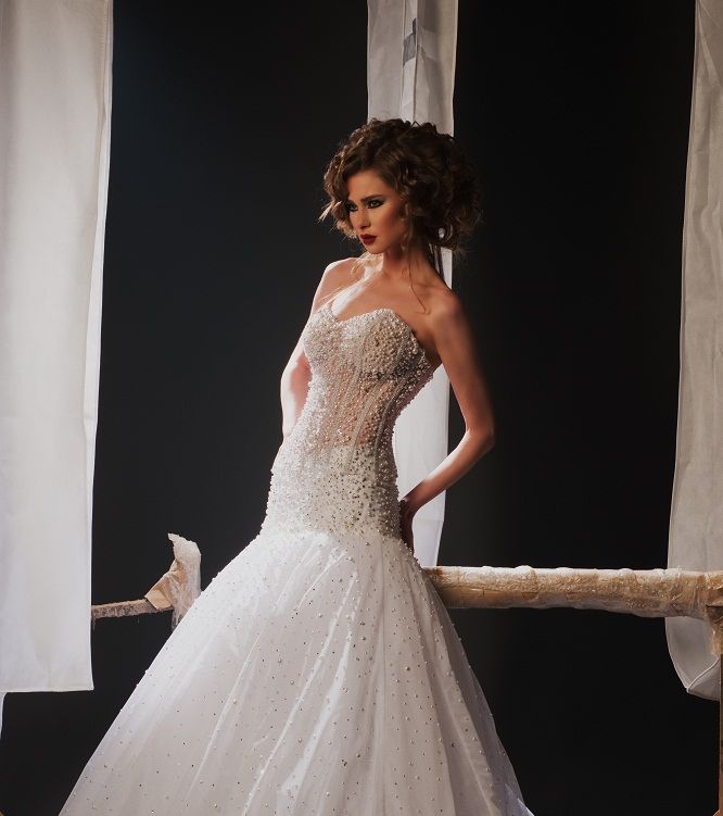 فستان مرصّع باللؤلؤ من توقيع ندوى الأعور