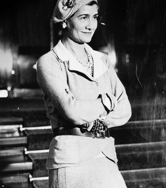 من قواعد الموضة بحسب كوكو شانيل الا تستهتري ابدا في اطلالتك