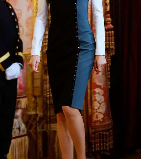 الملكة ليتيسيا تعتمد الفستان بالقصة المستقيمة بموضة الـ Color Blocks والمزين بالمسامير