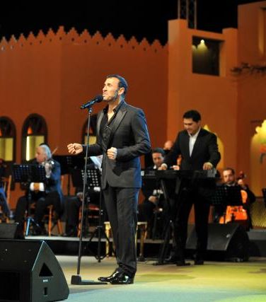 كاظم الساهر مع فرقته الموسيقية على المسرح