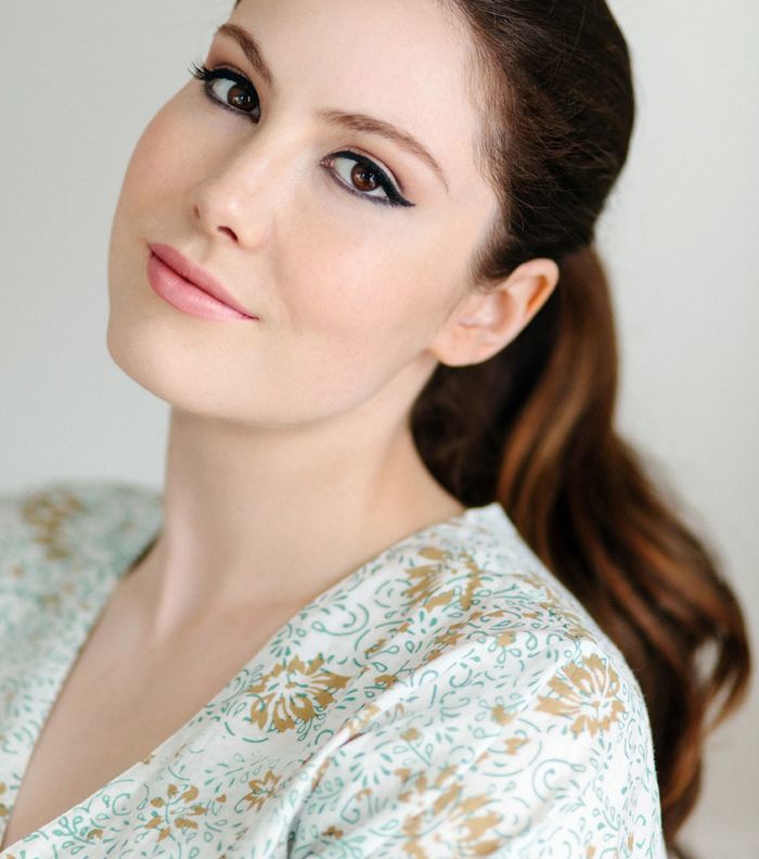 مكياج فرنسي مع أيلينر عيون القطة