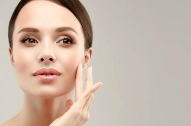 أفضل كريمات للعناية بالبشرة لإطلالة شتوية مشرقة خالية من الشوائب