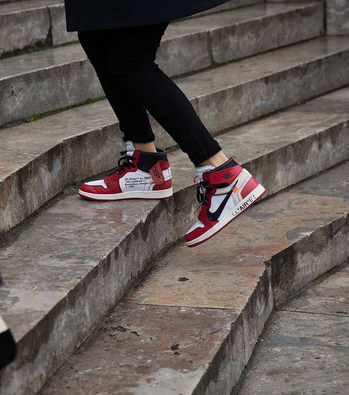 إطلالة مع موضة الحذاء الرياضي في شوراع باريس