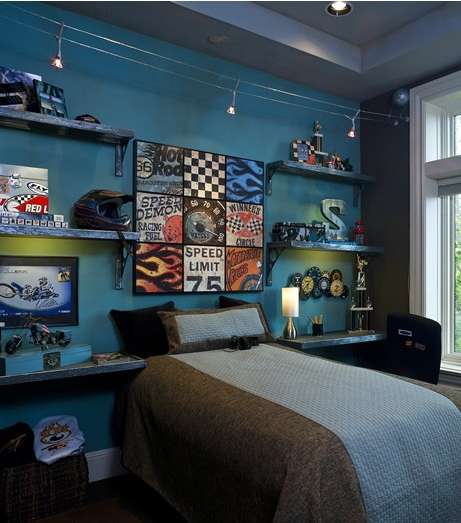 غرفة ولد زرقاء مع رفوف فوق السرير