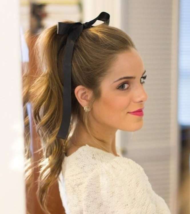 تسريحة ذيل الحصان بالتموّجات العريضة