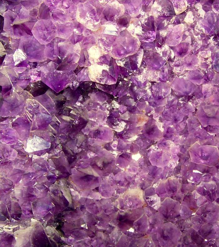 أناقة أحجار الأميتيست Amethyst البنفسجي اللون.