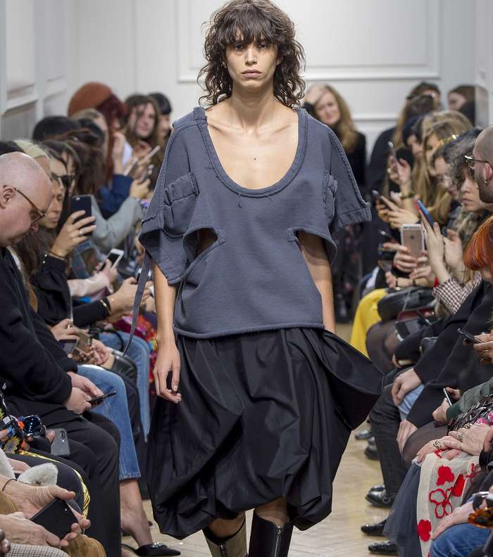الكنزة الفضفاضة الممزقة من JW Anderson لشتاء 2018