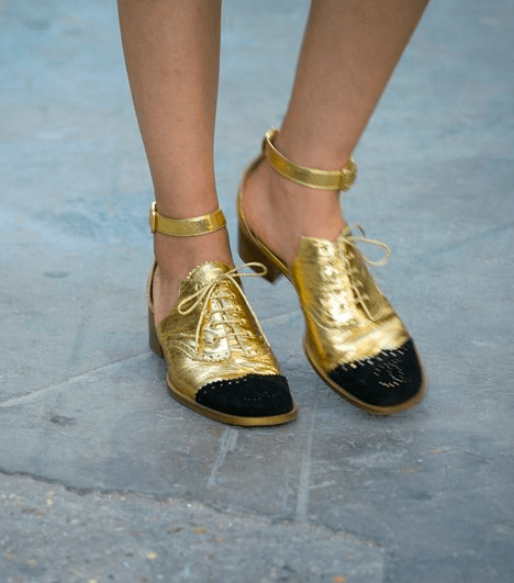 من الأكسسوارات التي لفتتنا في أسبوع الموضة الباريسي، حذاء CHANEL الذهبي