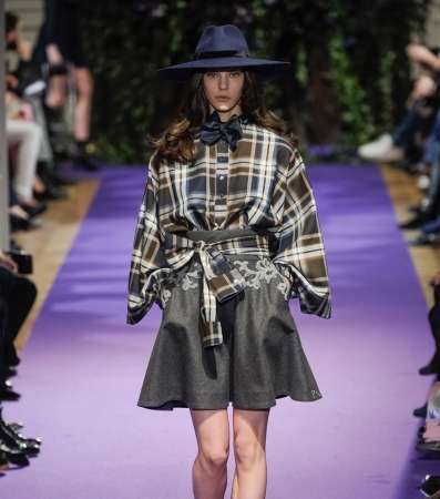 التنورة الرمادية الناعمة