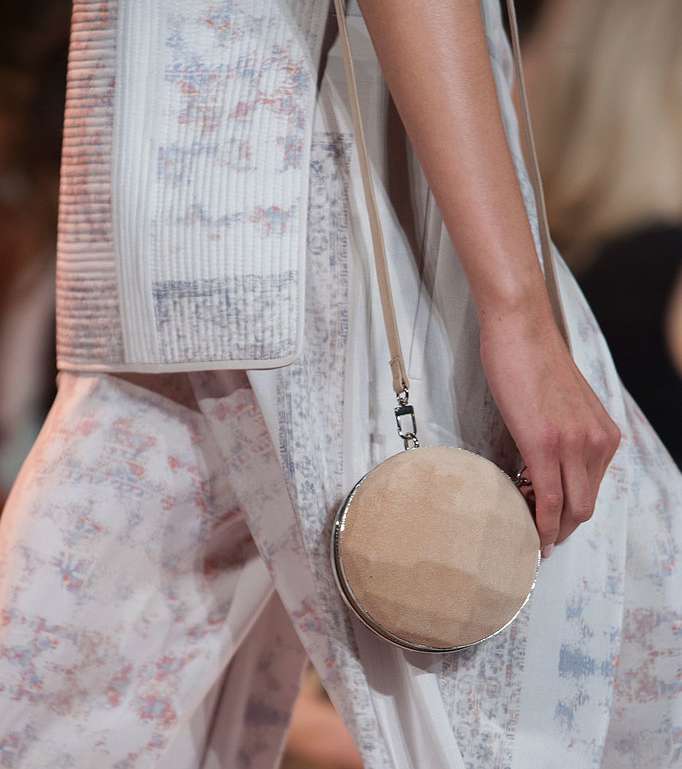 اختاري حقيبتك لصيف 2015 بشكل دائري من BCBG