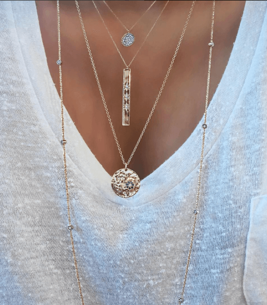 من صيحات المجوهرات لشتاء 2016 اعتماد سلاسل طويلة عدة بطول مختلف