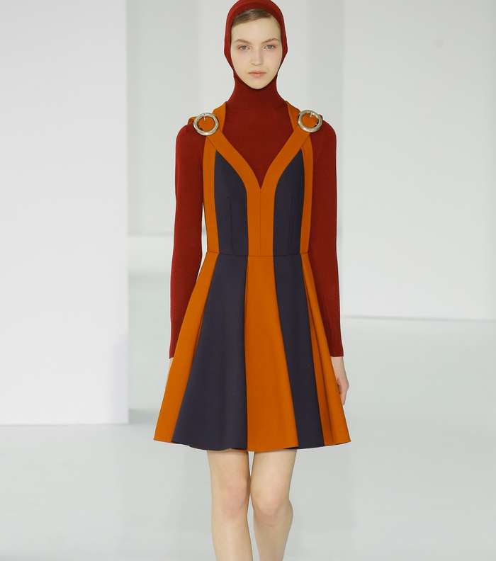 الفستان المقلم فوق الكنزة بالياقة العالية من Delpozo لشتاء 2018