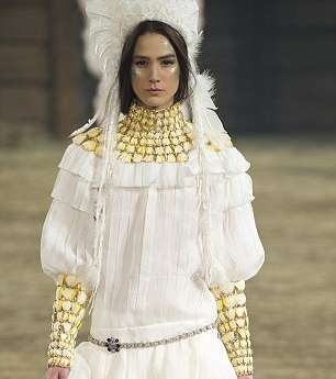 لوك مميّز من عرض أزياء Métiers D'art لـ Chanel