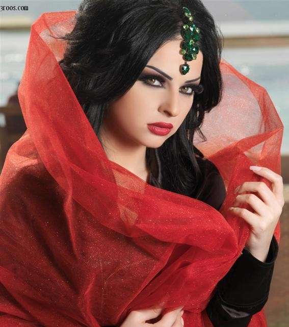 مكياج خليجي ناعم وعيون محدّدة