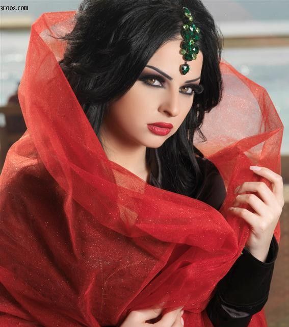 مكياج خليجي ناعم وعيون محدّدة