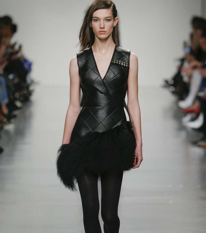 الفستان الجلدي المبطن مع الفرو في اسفله من David Koma لشتاء 2018