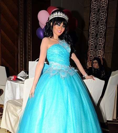 مريم حسين في فستان ملكة أزرق
